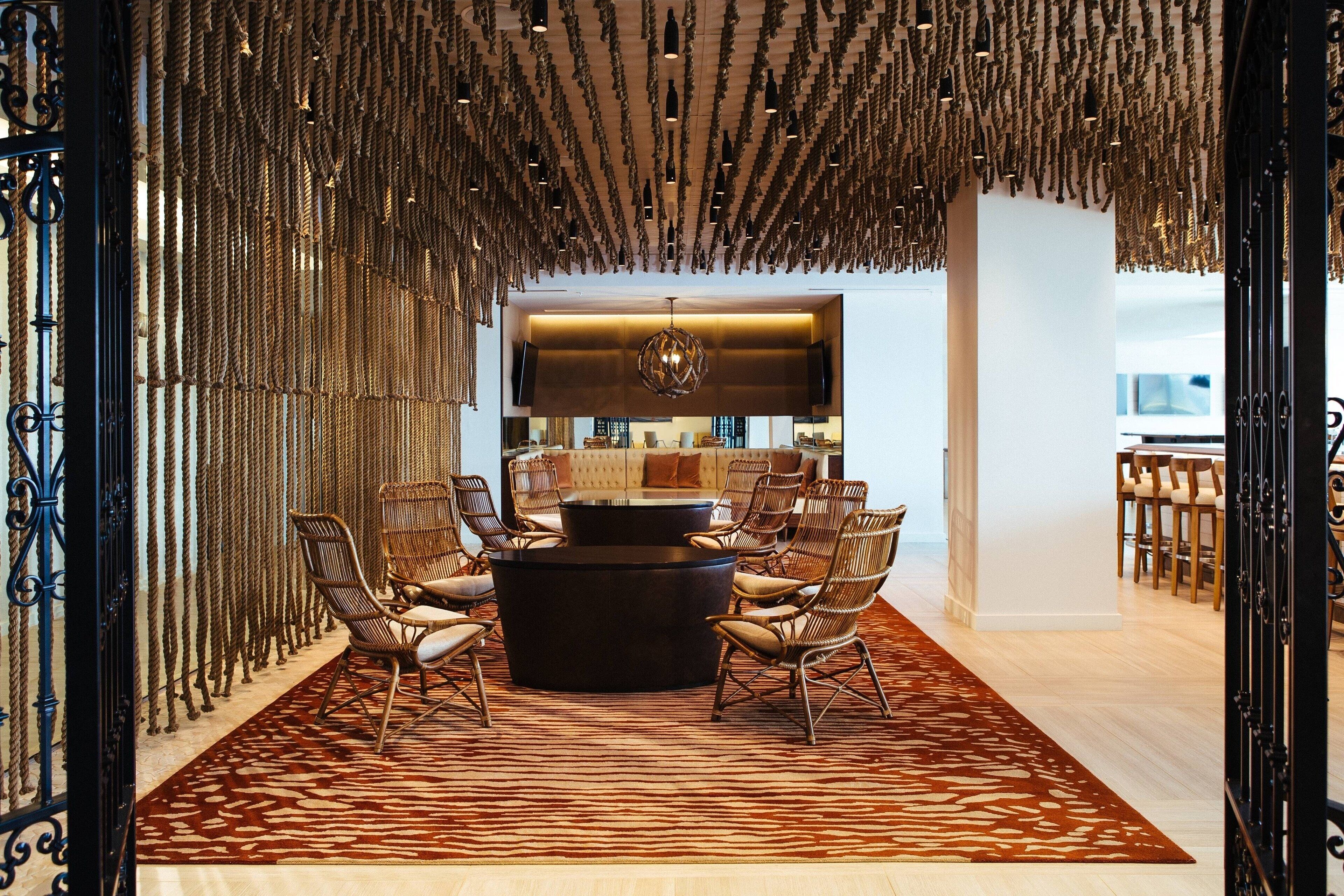 ocean views, serves lunch and dinner