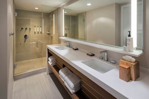 Buồng tắm vòi sen, đồ dùng nhà tắm miễn phí, máy sấy tóc