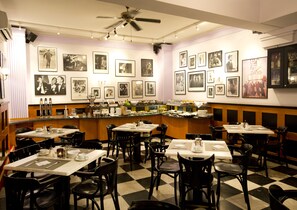 Sarapan prasmanan setiap hari (EUR 13 per orang)