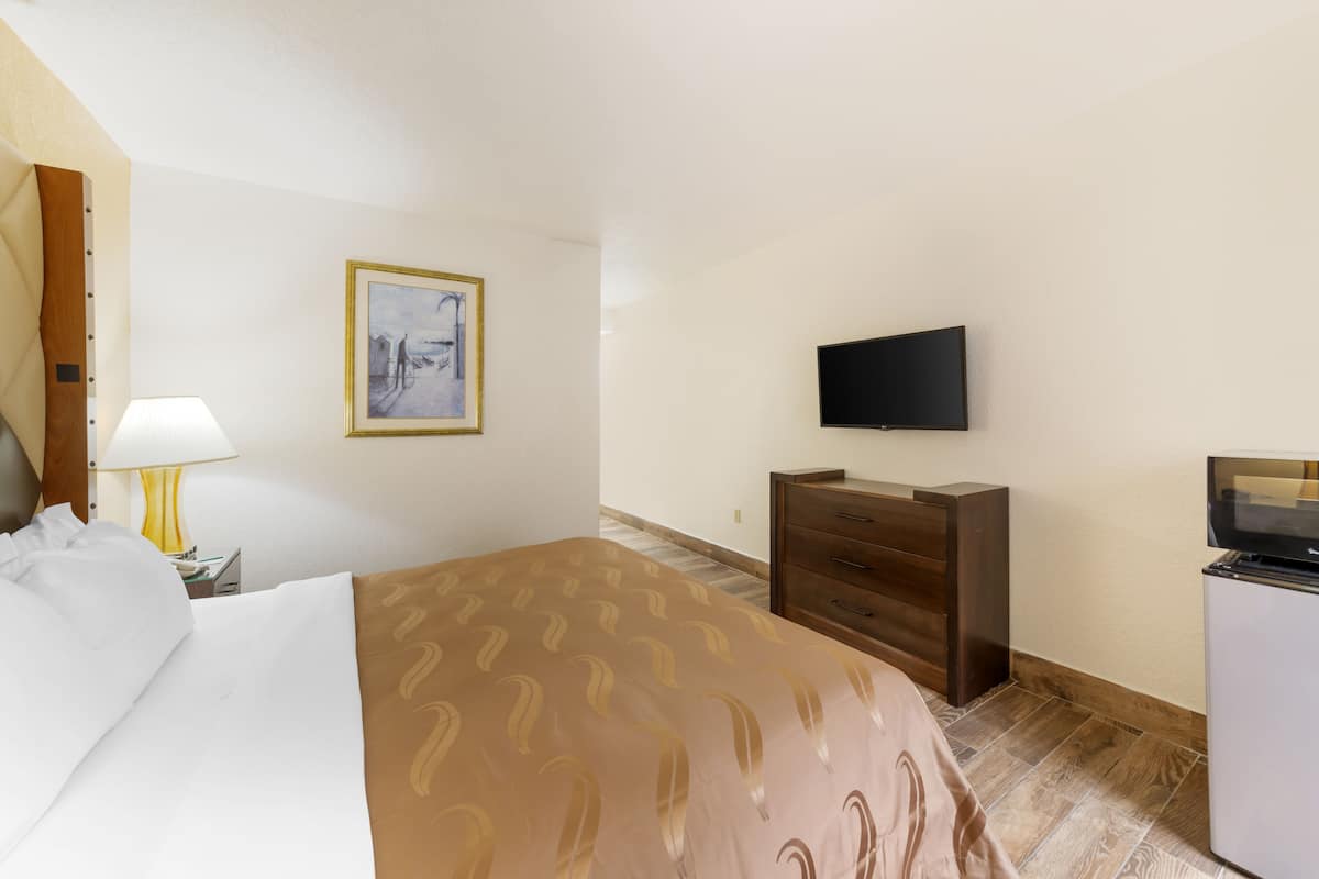 1 King Bed, Non-Smoking, Exterior Corridor, Accessible Room, Bathtub | Bureau, espace de travail pour ordinateur portable