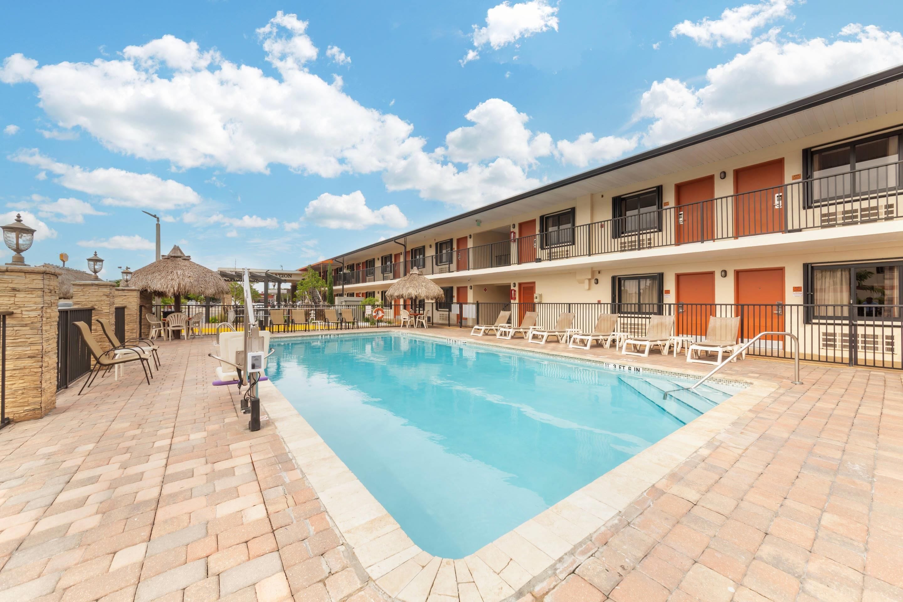 Piscine extérieure, piscine chauffée, chaises longues