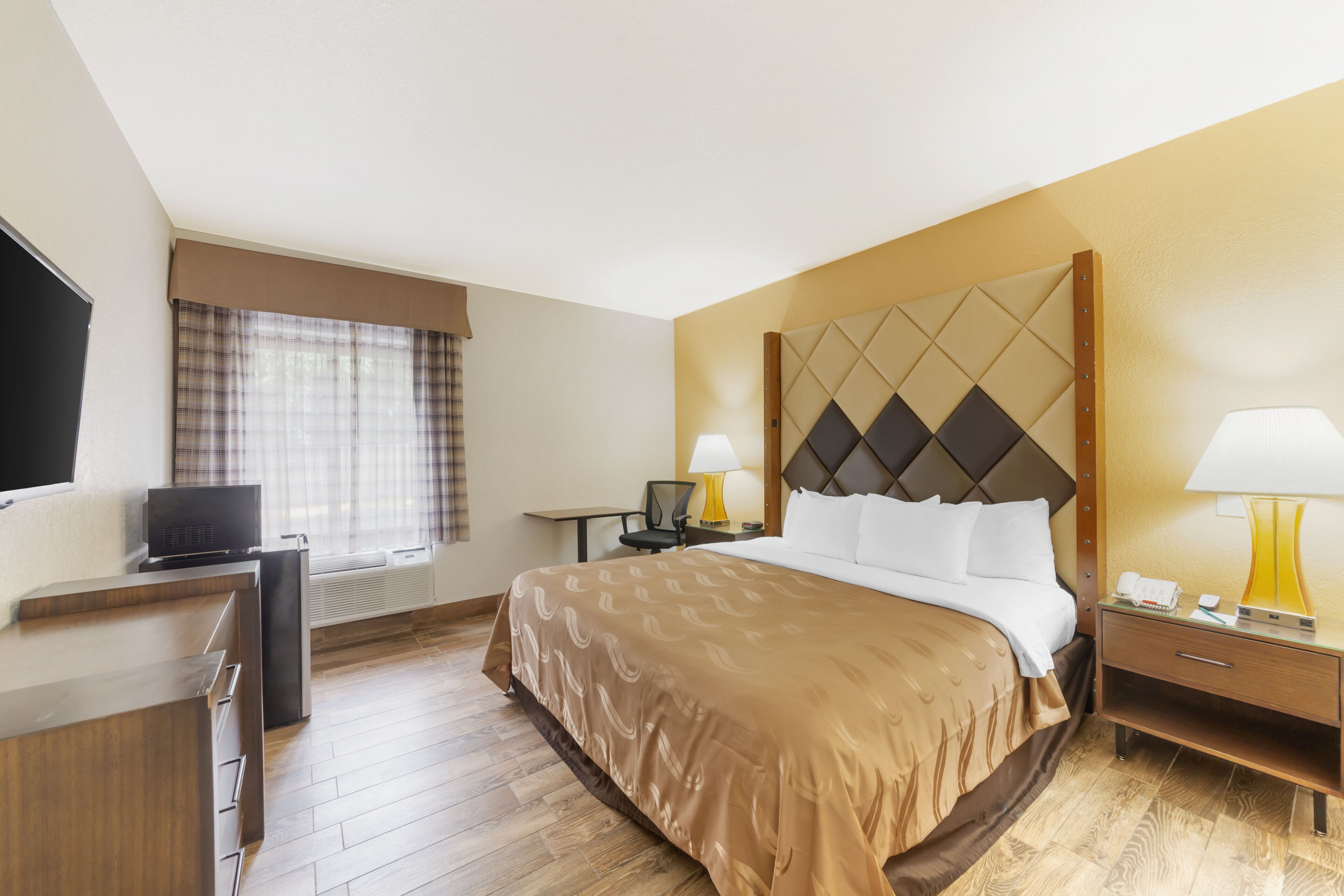  1 King Bed, Non-Smoking, Exterior Corridor, Accessible Room, Bathtub  | Escrivaninha, espaço de trabalho para notebook