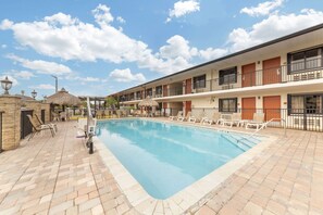 Una piscina al aire libre, una piscina climatizada, tumbonas