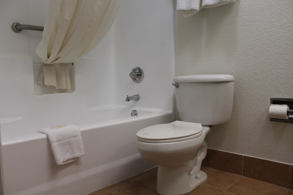 2 King Beds, Nonsmoking, Interior Corridor | Bathroom | Free toiletries, hair dryer, towels