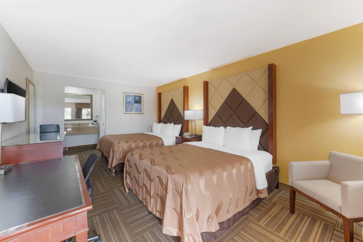2 Queen Beds, Nonsmoking, Interior Corridor | Bureau, espace de travail pour ordinateur portable