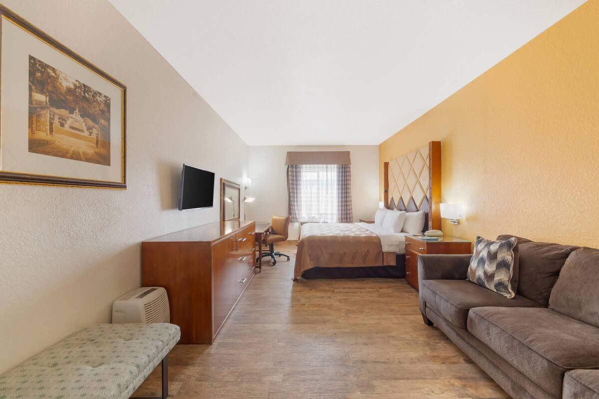 1 King Bed, Nonsmoking, Interior Corridor
