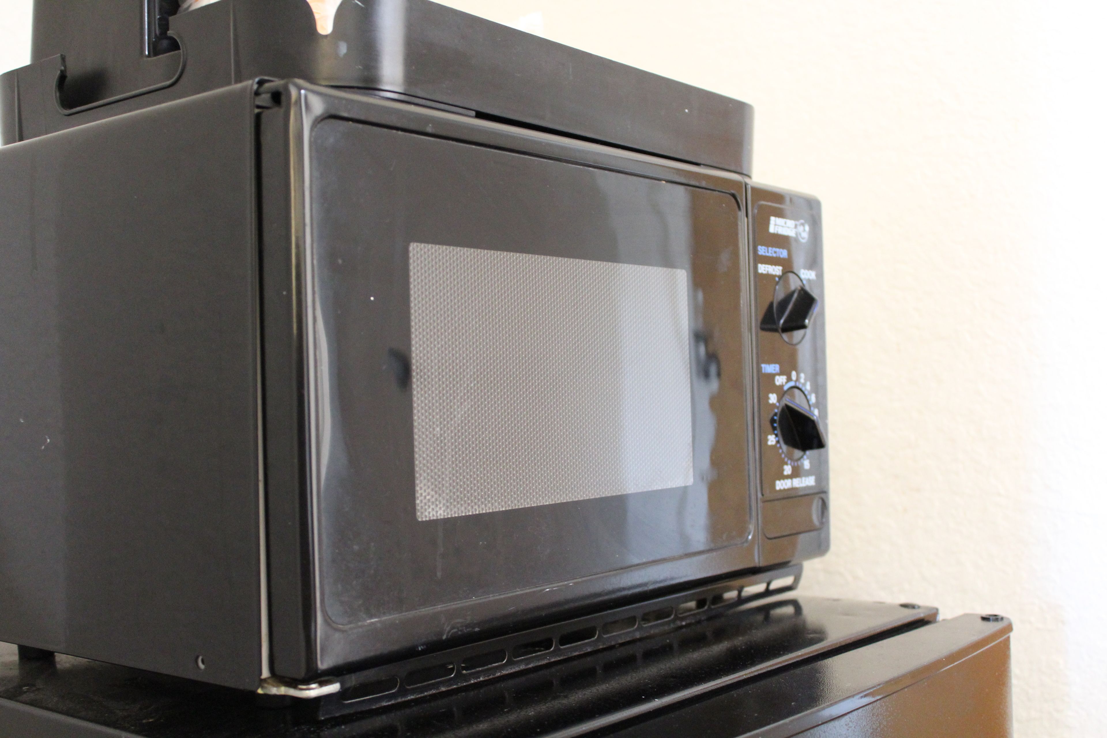Un forno a microonde con display digitale e pannello di controllo.