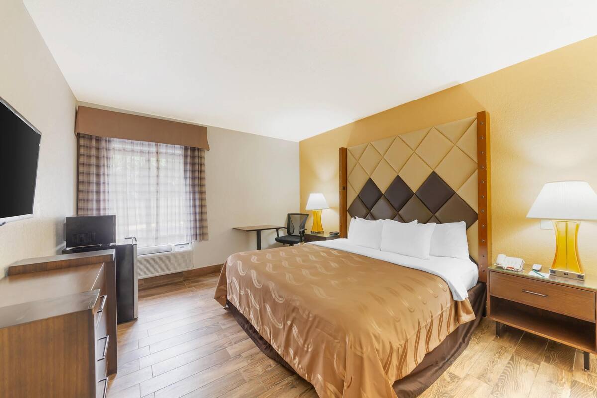 1 King Bed, Nonsmoking, Interior Corridor, Accessible Room, Roll-in Shower