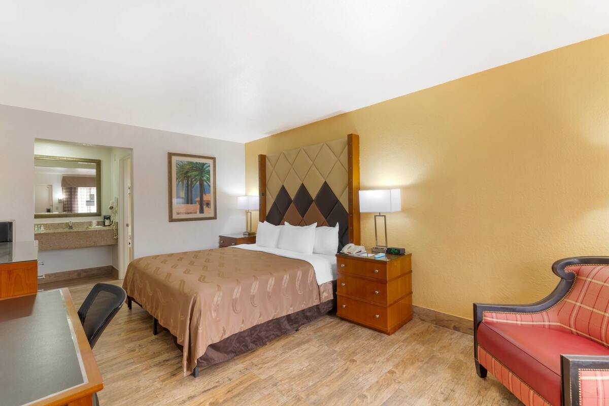 1 King Bed, Nonsmoking, Exterior Corridor