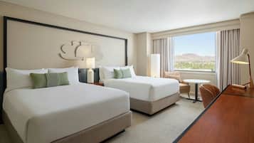 Ropa de cama de alta calidad y caja de seguridad en la habitación