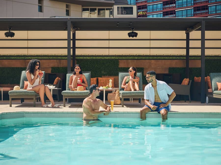 Ein Poolbereich mit Liegestühlen und einem Pool.