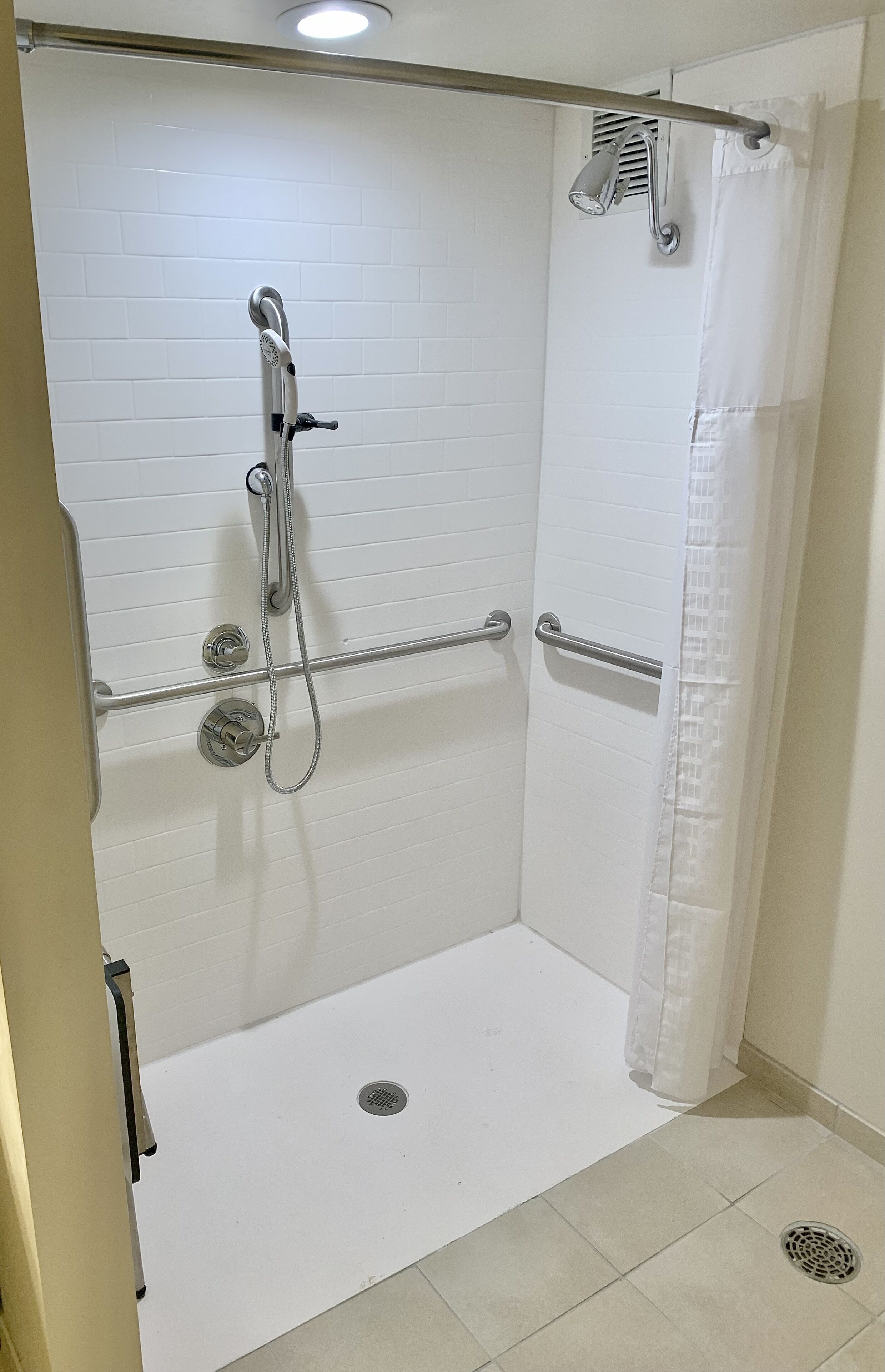 room, 1 king bed, accessible, non smoking | bathroom | free toiletries, hair dryer, towels