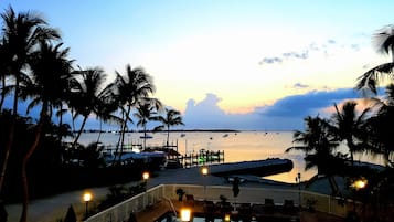 En privat strand, liggestole, dykning, snorkling