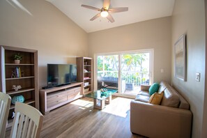 Premier One Bedroom Waterfront Suite Bayview with Sofabed | Caja fuerte, escritorio, espacio para trabajar con un portátil