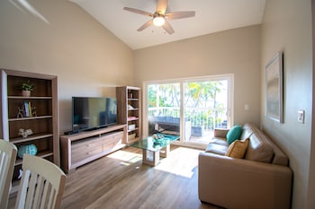 Premier One Bedroom Waterfront Suite Bayview with Sofabed | 1 bedroom, in-room safe, desk, laptop workspace at Bayside Inn Key Largo