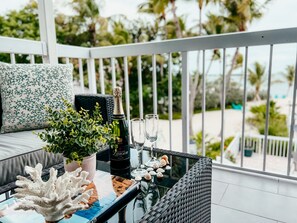 Premier One Bedroom Waterfront Suite Bayview with Sofabed | Coffres-forts dans les chambres, bureau