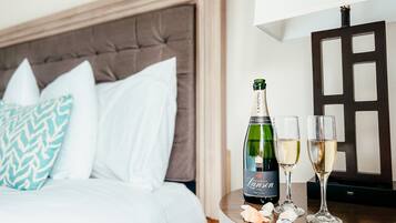 Premier One Bedroom Waterfront Suite Bayview with Sofabed | Coffres-forts dans les chambres, bureau