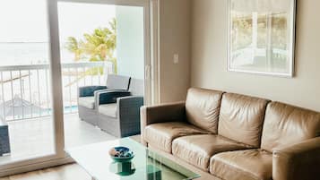 Premier One Bedroom Waterfront Suite Bayview with Sofabed | Brankas, meja kerja, ruang kerja ramah laptop, dan setrika/meja setrika