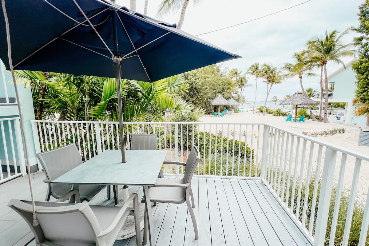 Premier Bay View with One King Bed & Deck | Vista desde la habitación