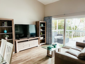 Premier One Bedroom Waterfront Suite Bayview with Sofabed | 1 bedroom, in-room safe, desk, laptop workspace at Bayside Inn Key Largo