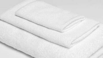 Ensemble baignoire-douche, articles de toilette (gratuits)