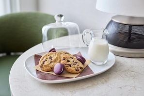 A plate with cookies and macarons, a milk jug, and a lamp on a table. - Hyatt Regency Washington on Capitol Hill (Washington)