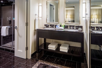 Suite (CAPITOL) | Bathroom | Free toiletries, hair dryer, towels at Hyatt Regency Washington on Capitol Hill