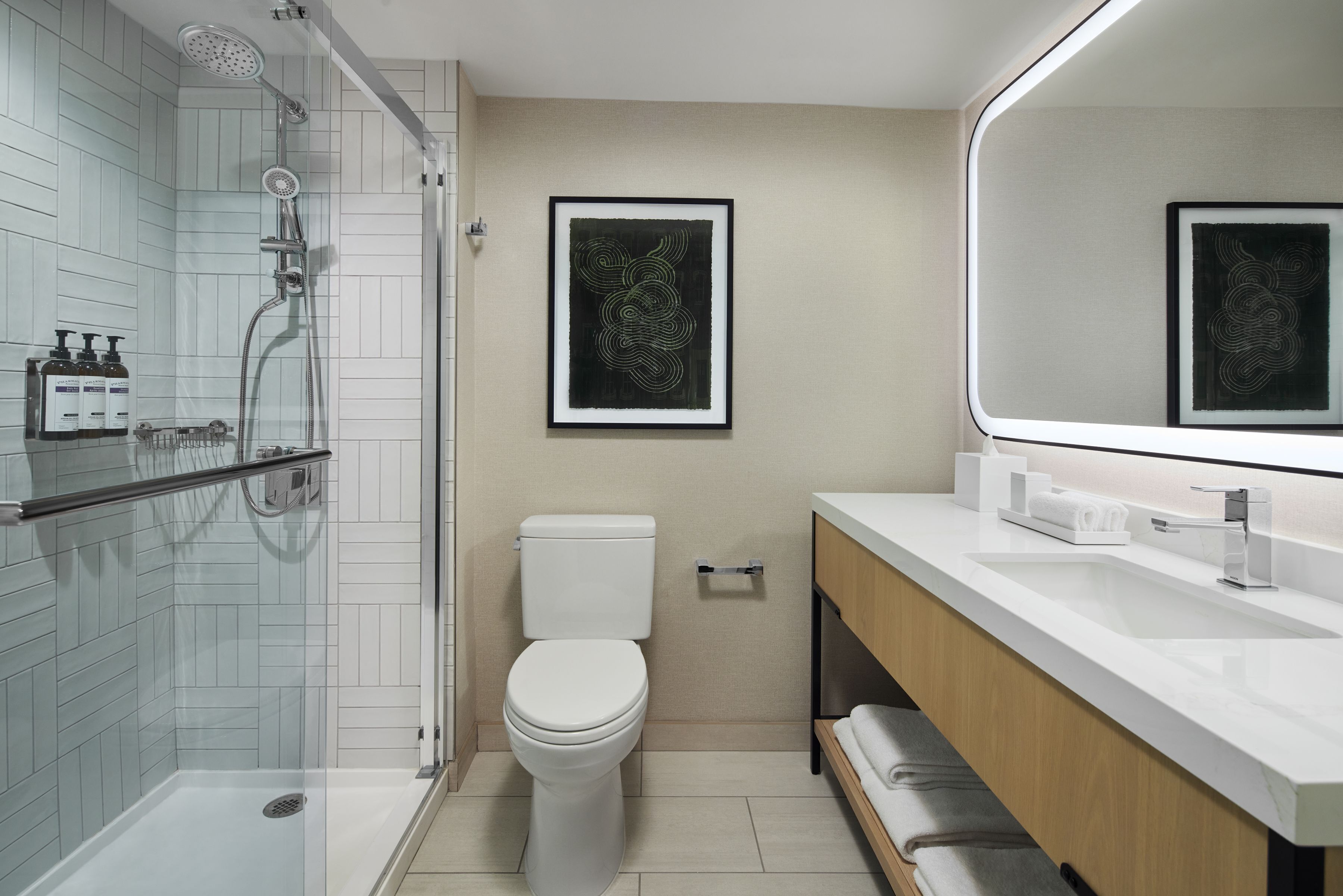 Kostenlose Toilettenartikel, Haartrockner, Handtücher, Seife