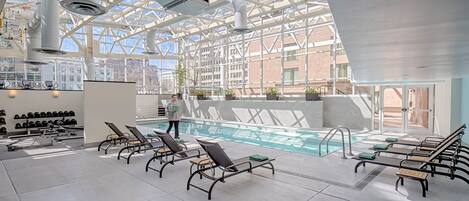 Kolam renang tertutup