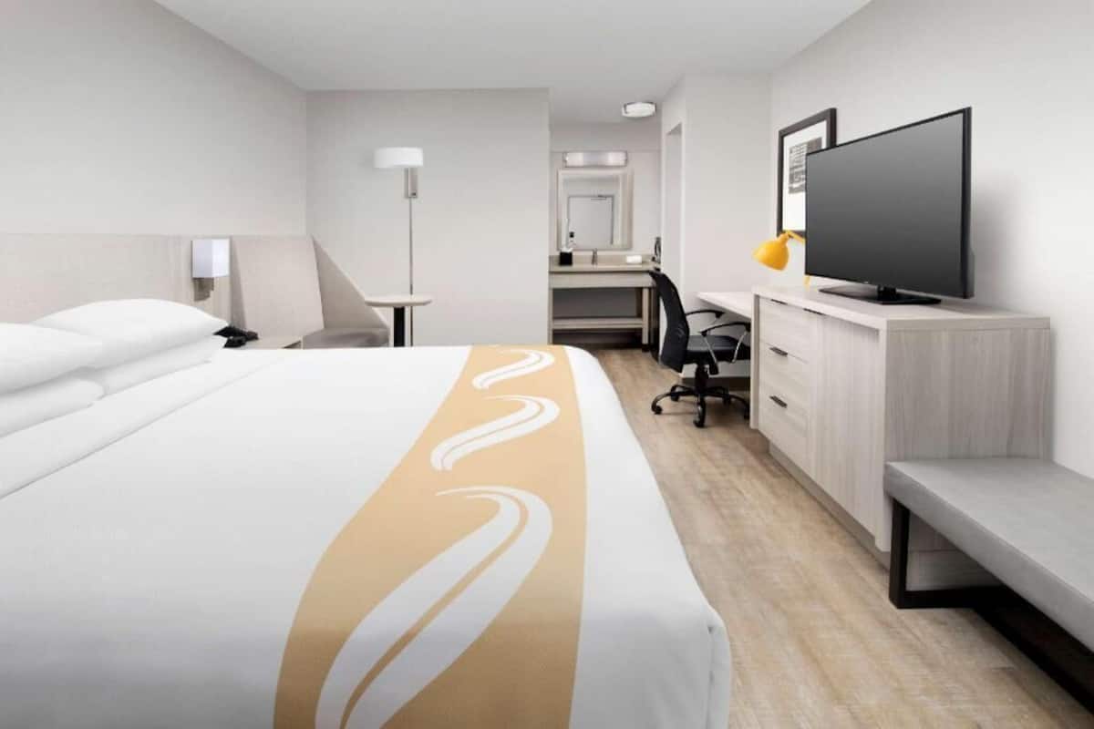 Caja de seguridad en la habitación, escritorio y cortinas blackout