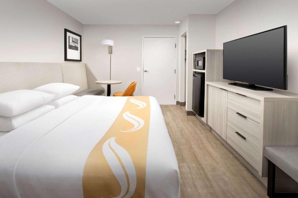 Caja de seguridad en la habitación, escritorio y cortinas blackout 