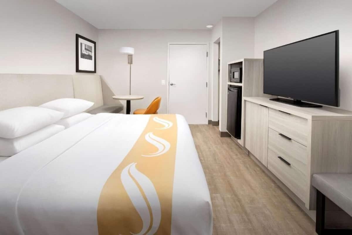 Caja de seguridad en la habitación, escritorio y cortinas blackout