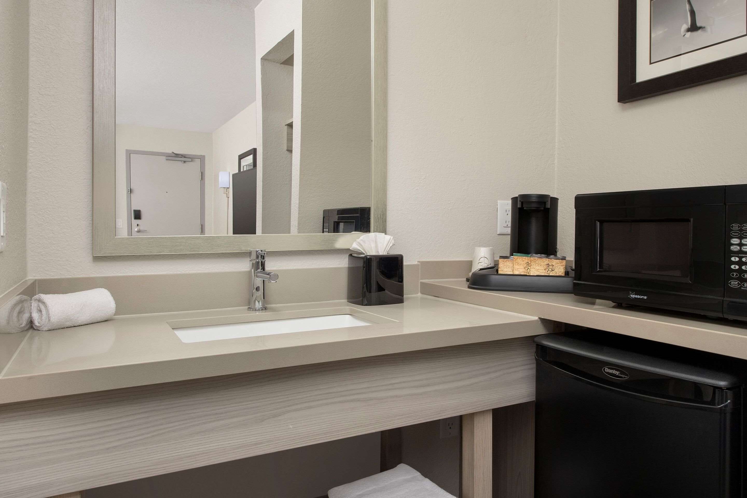 standard room, 1 king bed, non smoking | in-room safe, desk, blackout curtains, iron/ironing board