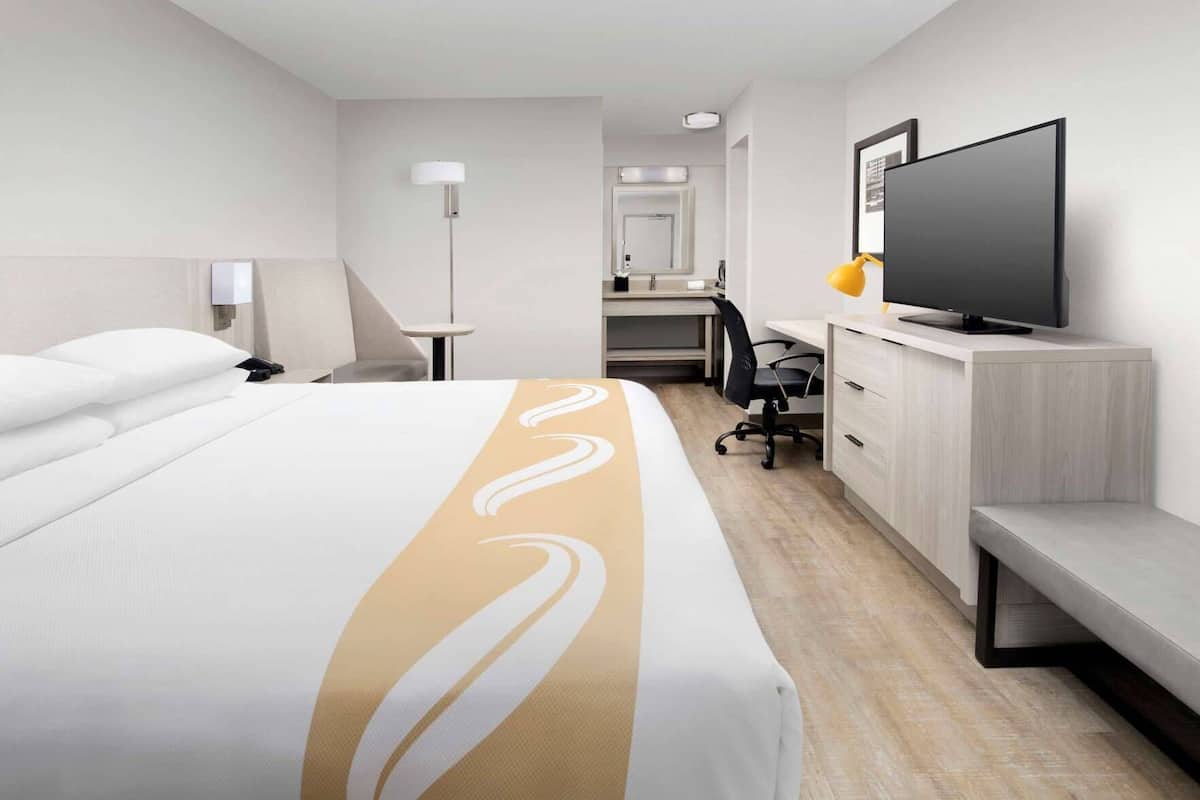 Caja de seguridad en la habitación, escritorio y cortinas blackout