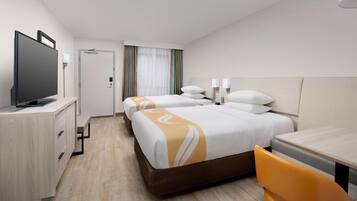 Standardzimmer, 2 Doppelbetten, Nichtraucher | Zimmersafe, Schreibtisch, Verdunkelungsvorhänge, Bügeleisen/Bügelbrett