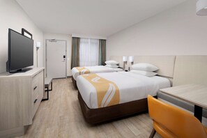 スタンダード ルーム ダブルベッド 2 台 禁煙 | セーフティボックス (室内)、デスク、遮光カーテン、アイロン / アイロン台