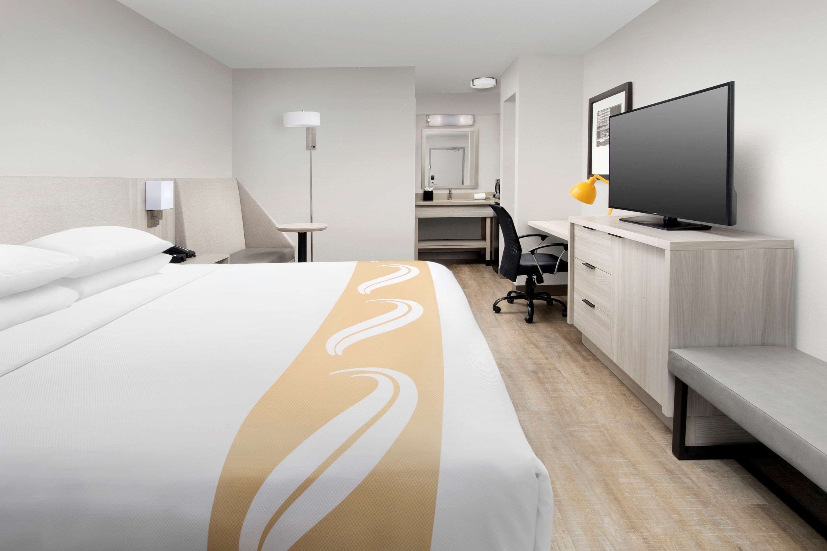 standard room, 1 king bed, non smoking | in-room safe, desk, blackout curtains, iron/ironing board