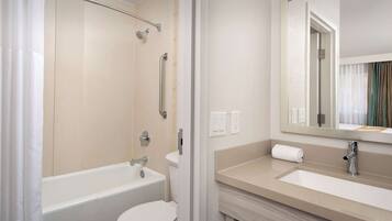 Een badkamer met een bad, toilet en wastafel.