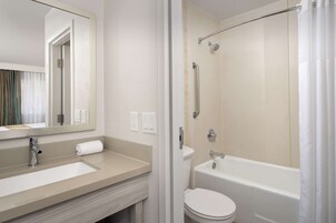 Un baño con lavabo, inodoro y bañera.