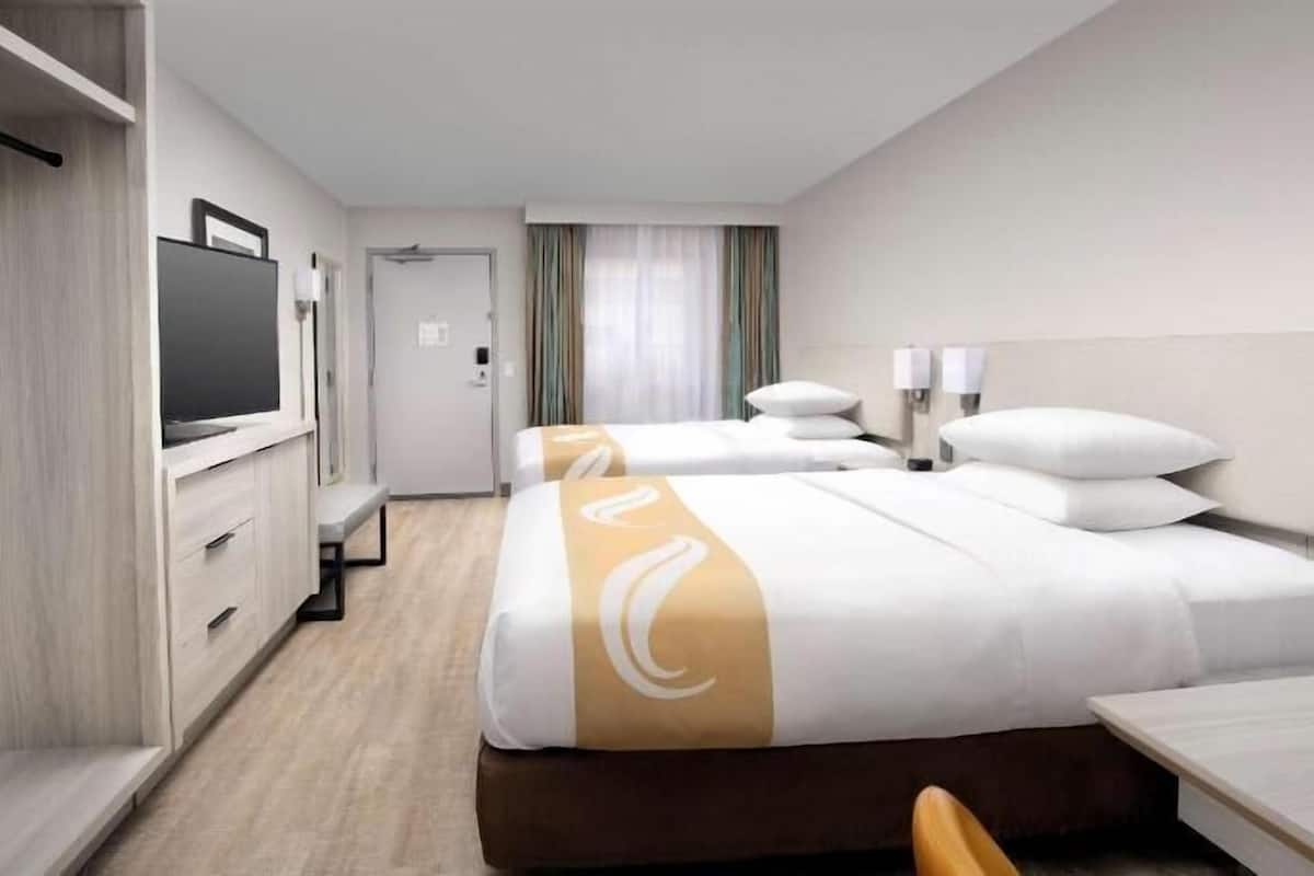 Caja de seguridad en la habitación, escritorio y cortinas blackout