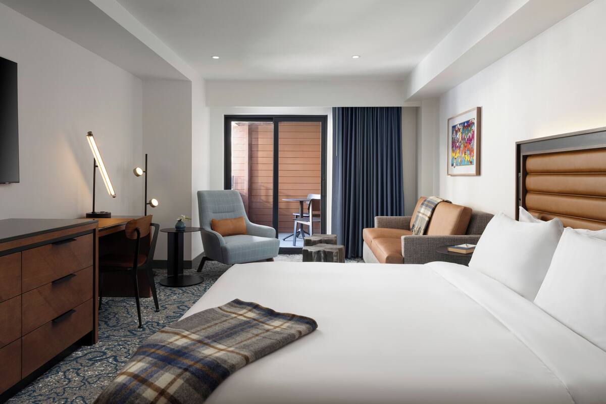 Junior Suite, 1 King Bed | Premium bedding, in-room safe, desk, blackout drapes