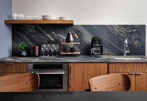 Kühlschrank, Wasserkocher mit Kaffee-/Teezubehör, Hochstuhl