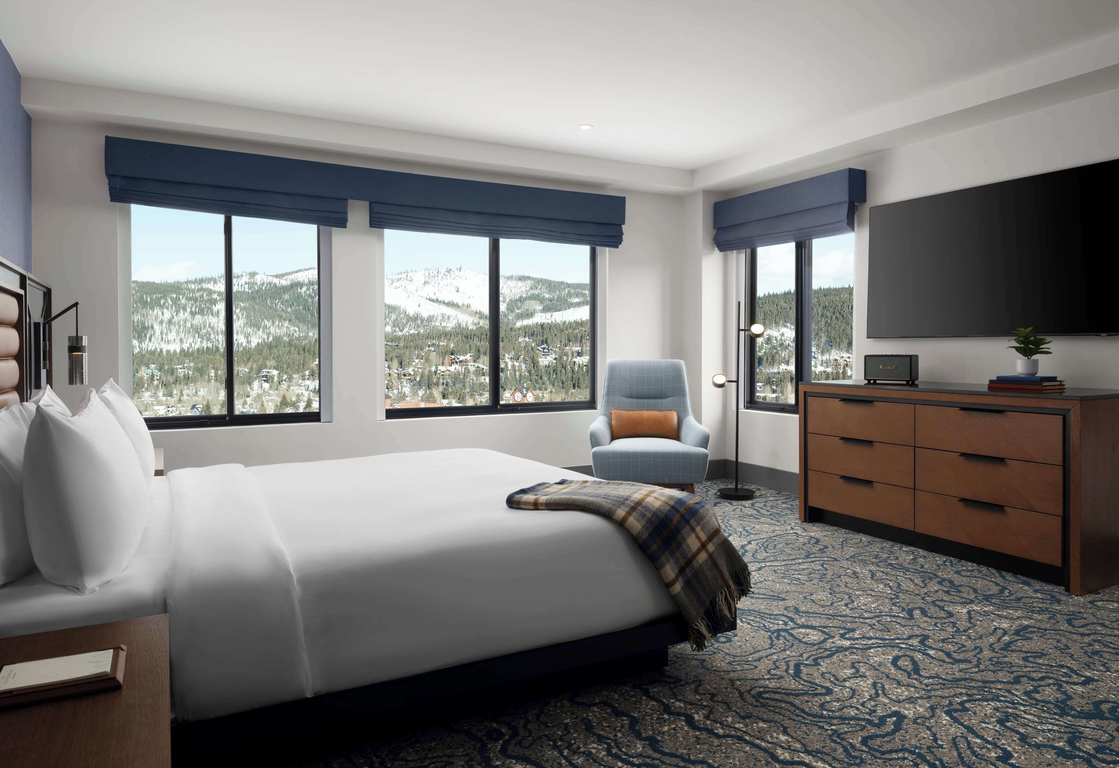 Seprai premium, brankas, meja kerja, dan tirai kedap cahaya