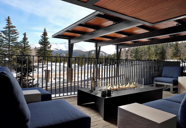 Terrace/patio - Hotel Alpenrock Breckenridge, Curio Collection by Hilton (Breckenridge)