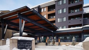 Un hôtel doté d’une entrée couverte, de plusieurs étages et d’une enseigne indiquant qu’il s’agit de l’Alpen Rock Breckenridge.