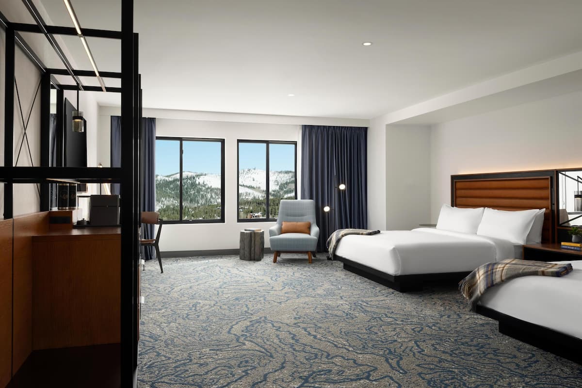 Ropa de cama de alta calidad y caja de seguridad en la habitación