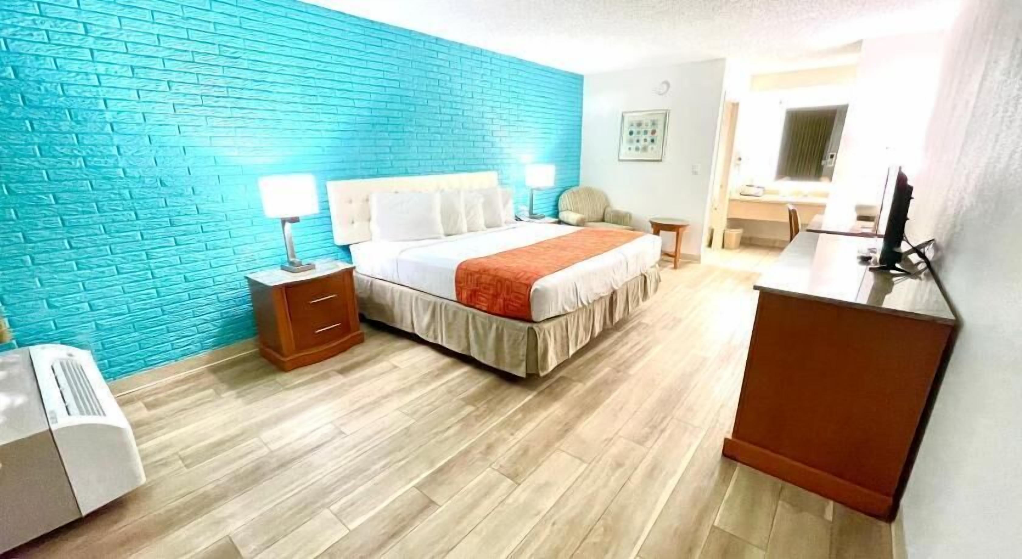 Tabla de planchar con plancha, wifi gratis y ropa de cama 