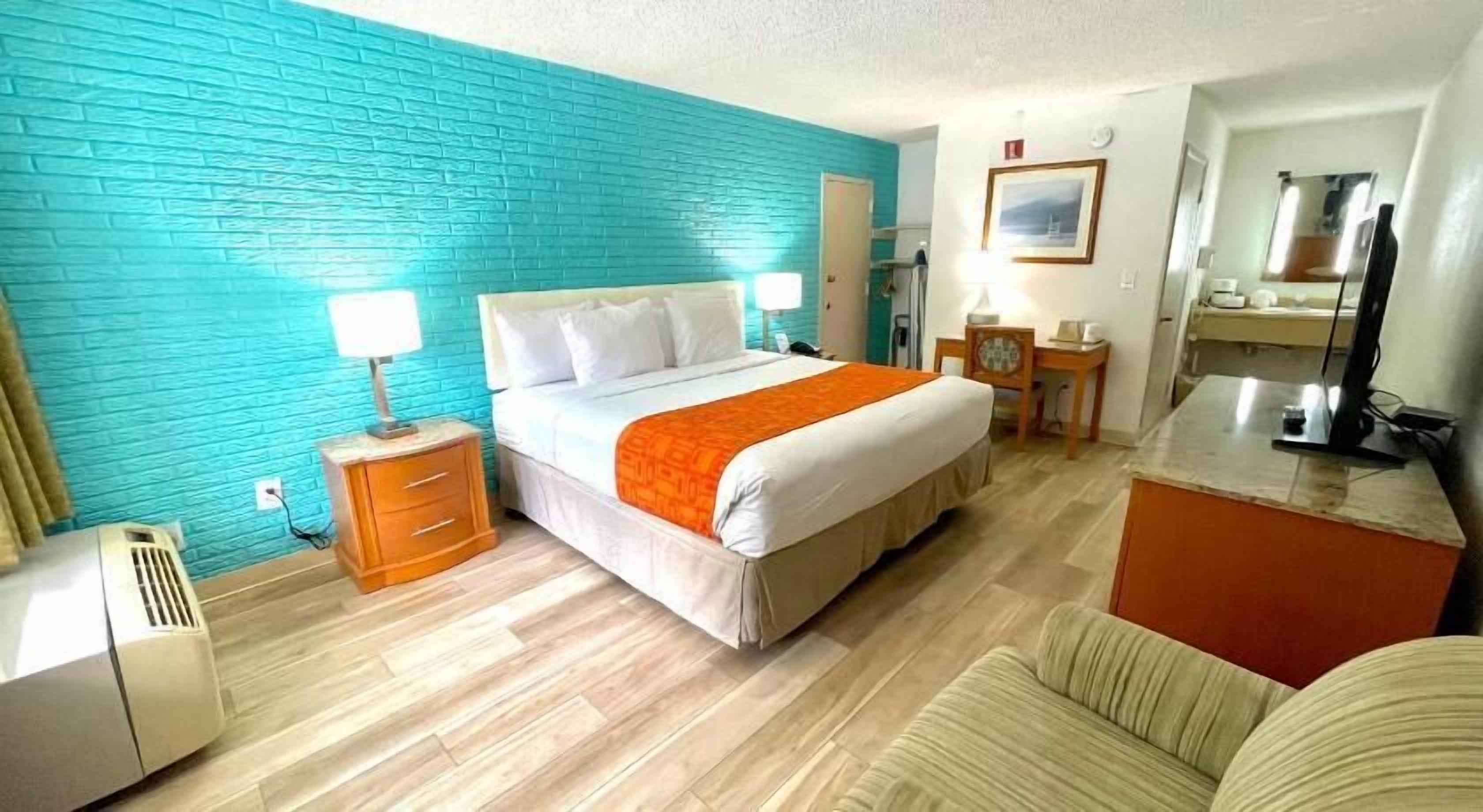Tabla de planchar con plancha, wifi gratis y ropa de cama 