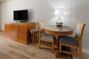 Tabla de planchar con plancha, wifi gratis, ropa de cama