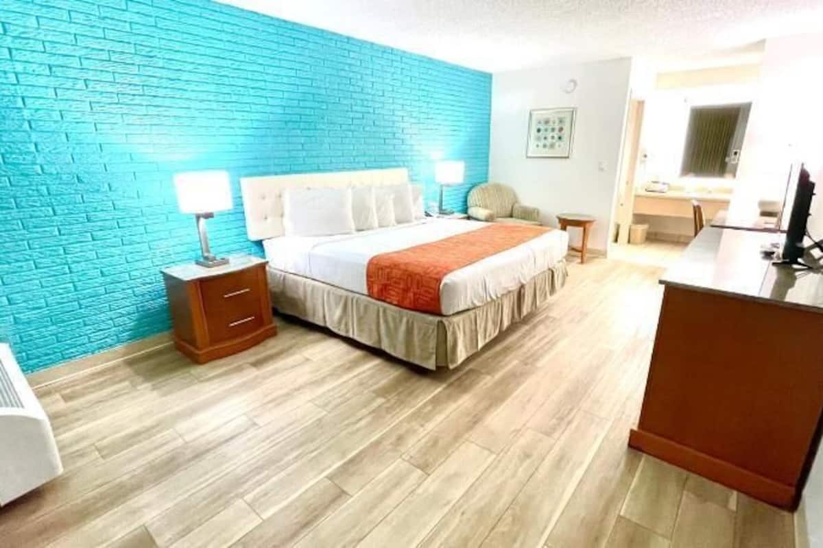 Tabla de planchar con plancha, wifi gratis y ropa de cama
